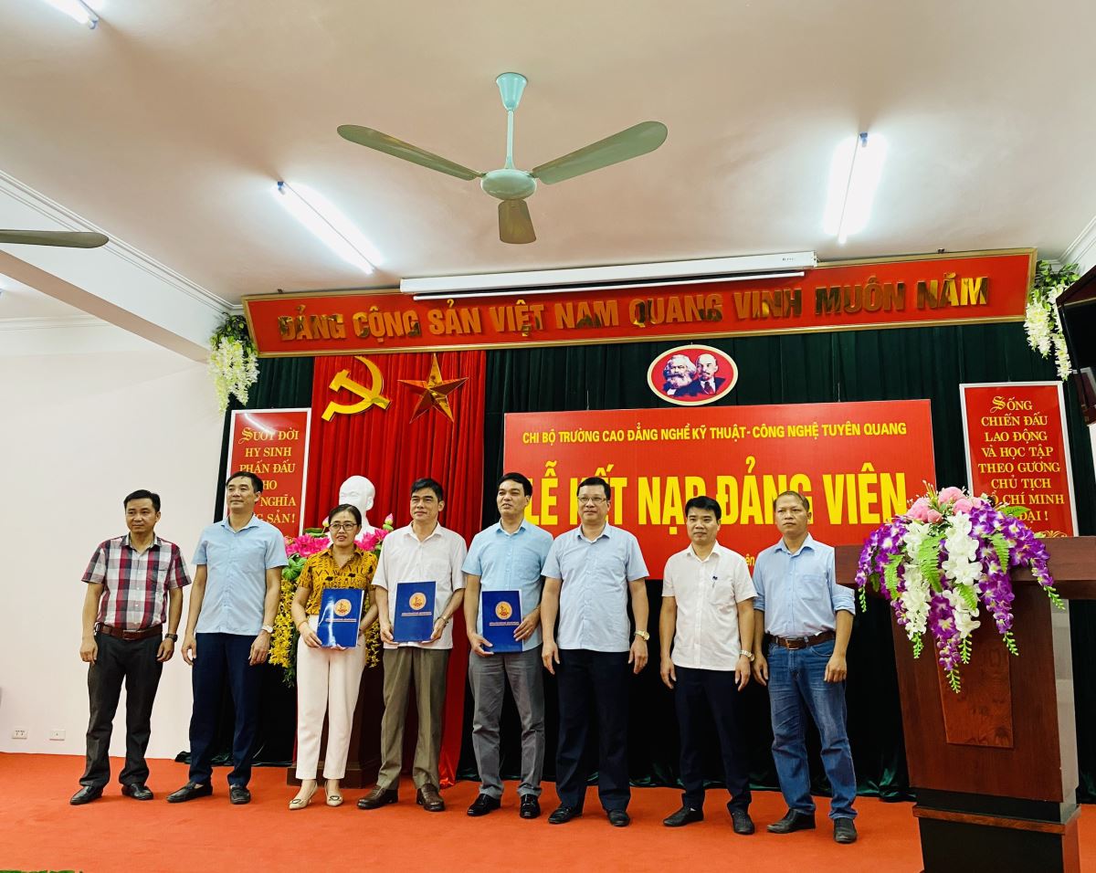 Trường Cao đẳng nghề Kỹ thuật - Công nghệ Tuyên Quang tổ chức Lễ bế giảng khóa học các lớp cao đẳng nghề, trung cấp nghề năm 2019 và tổ chức tư vấn, giới thiệu việc làm cho học viên.