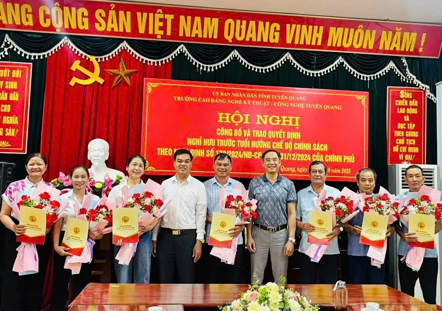 Thumbnail Trường Cao đẳng nghề Kỹ thuật - Công nghệ Tuyên Quang trao quyết định nghỉ hưu trước tuổi cho 07 viên chức Nhà trường